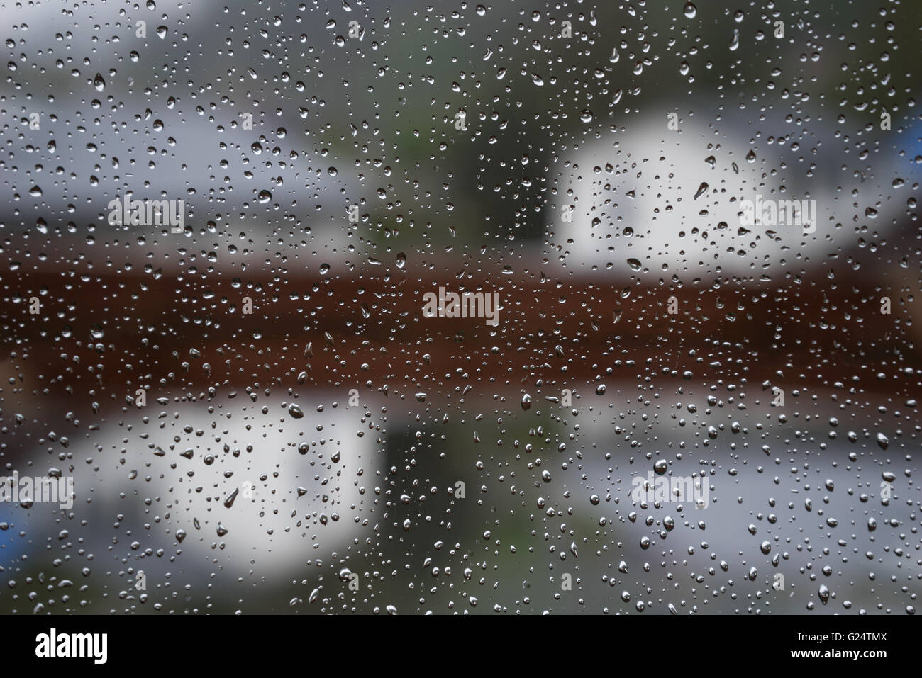 Gocce di pioggia su un vetro di finestra Foto Stock