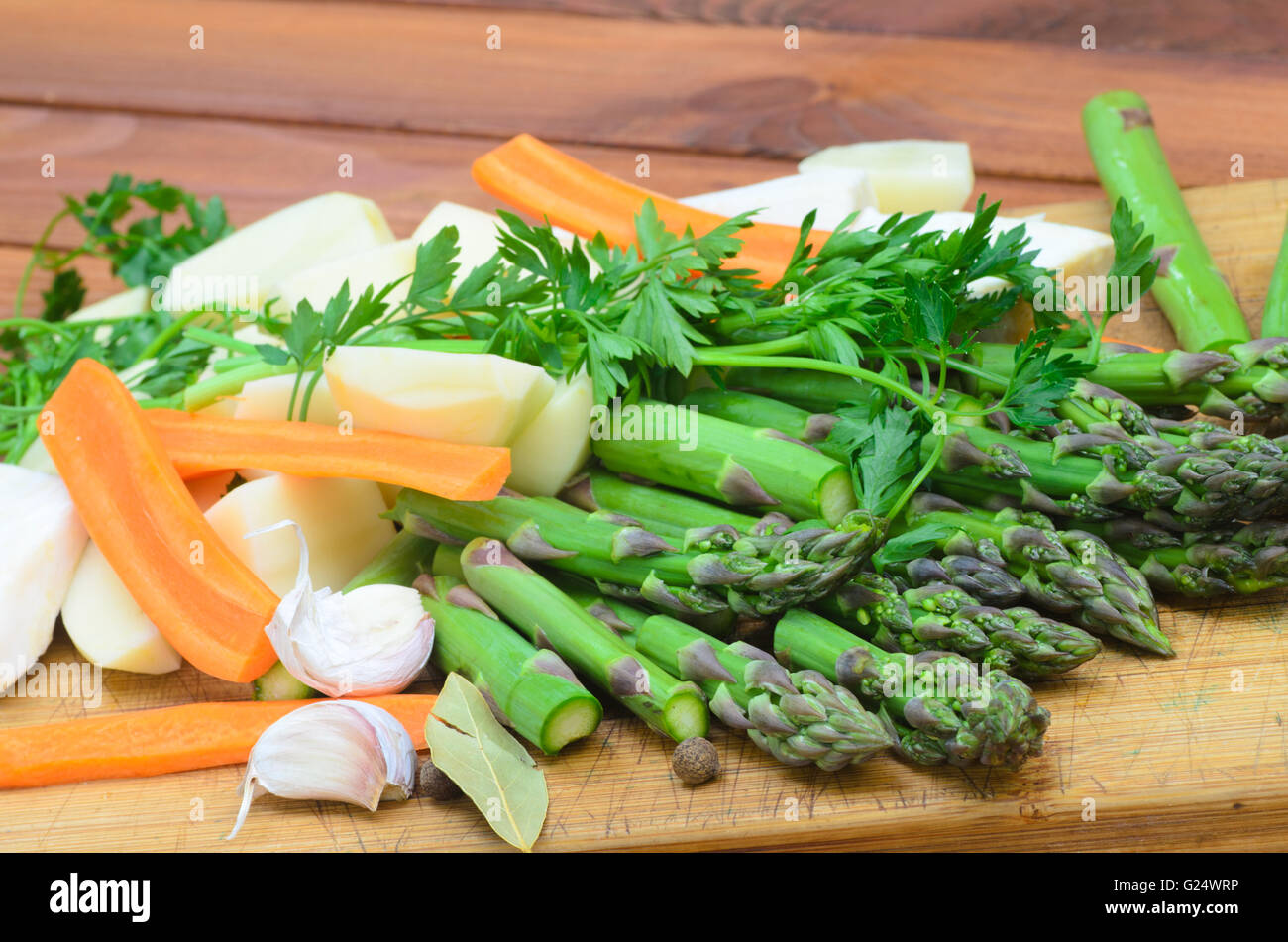 Zuppa di verdure ingredienti sul tavolo Foto Stock