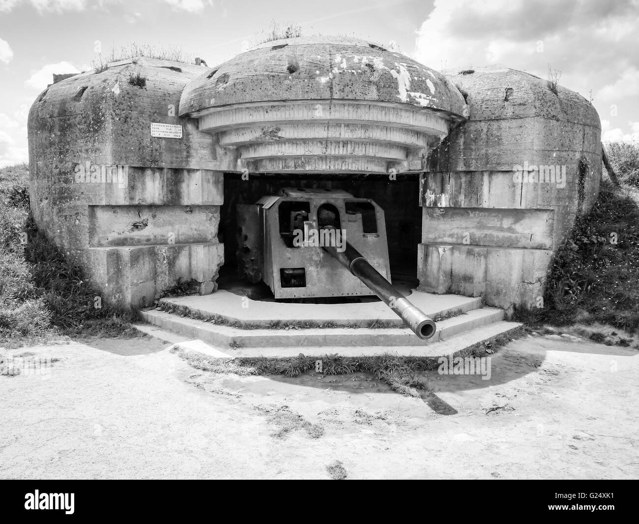 Tedesco batteria di difesa contro le truppe alleate debarquement, bunker delle rovine di rusty pistola a Longues sur Mer, Normandia, Francia. Foto Stock