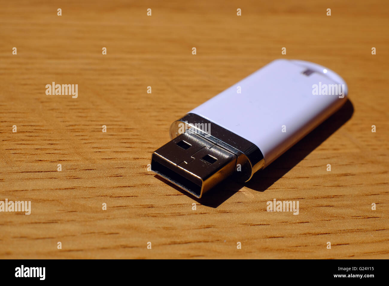 Un memory stick USB su una tavola di legno Foto Stock