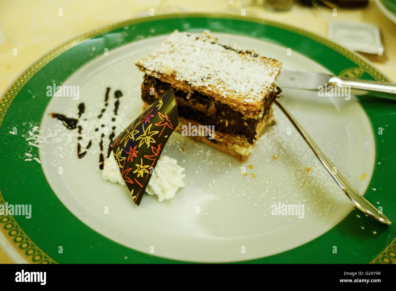 Un mille-"feuille fetta di vaniglia o crema pasticcera tagliare anche noto come Napoleone è una pasticceria francese Foto Stock