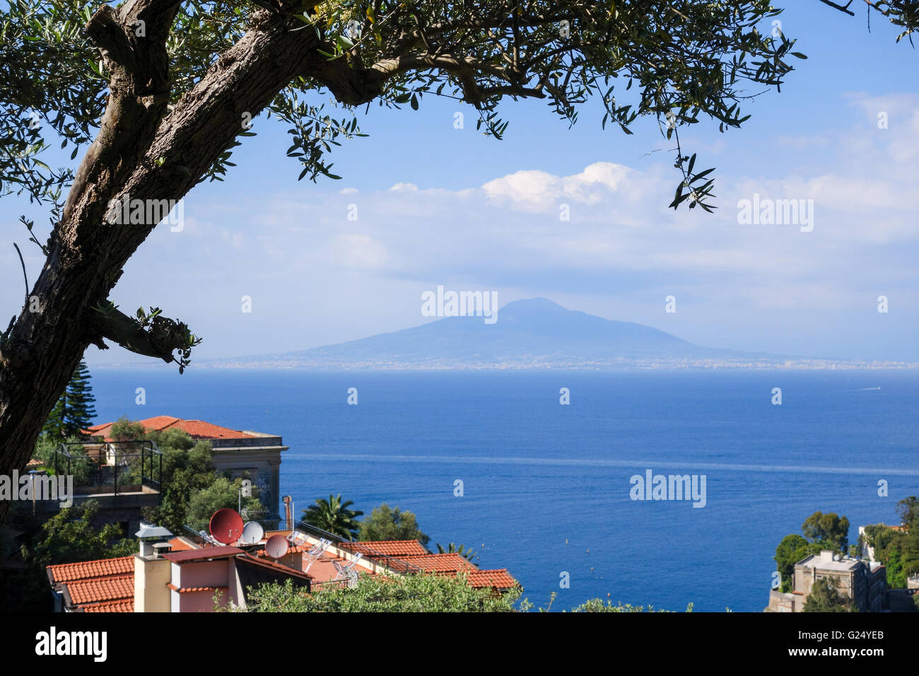 Una vista del Vesuvio verso il Golfo di Napoli, Sorrento sulla Penisola Sorrentina, Campania, Italia, Europa Foto Stock