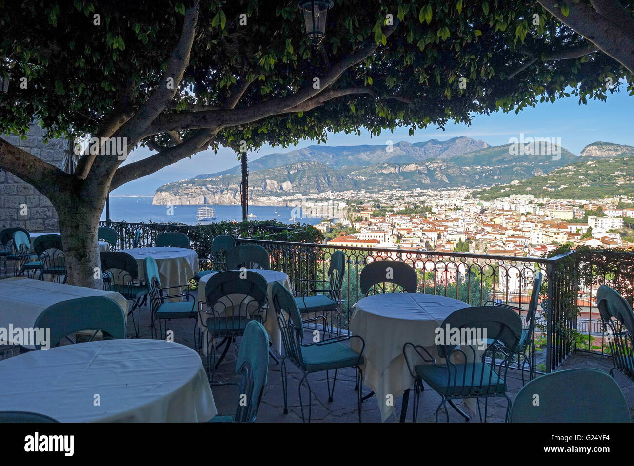 Una vista sulla città di Sorrento verso il golfo di Napoli e sulla Penisola Sorrentina Campania Italia Europa Foto Stock
