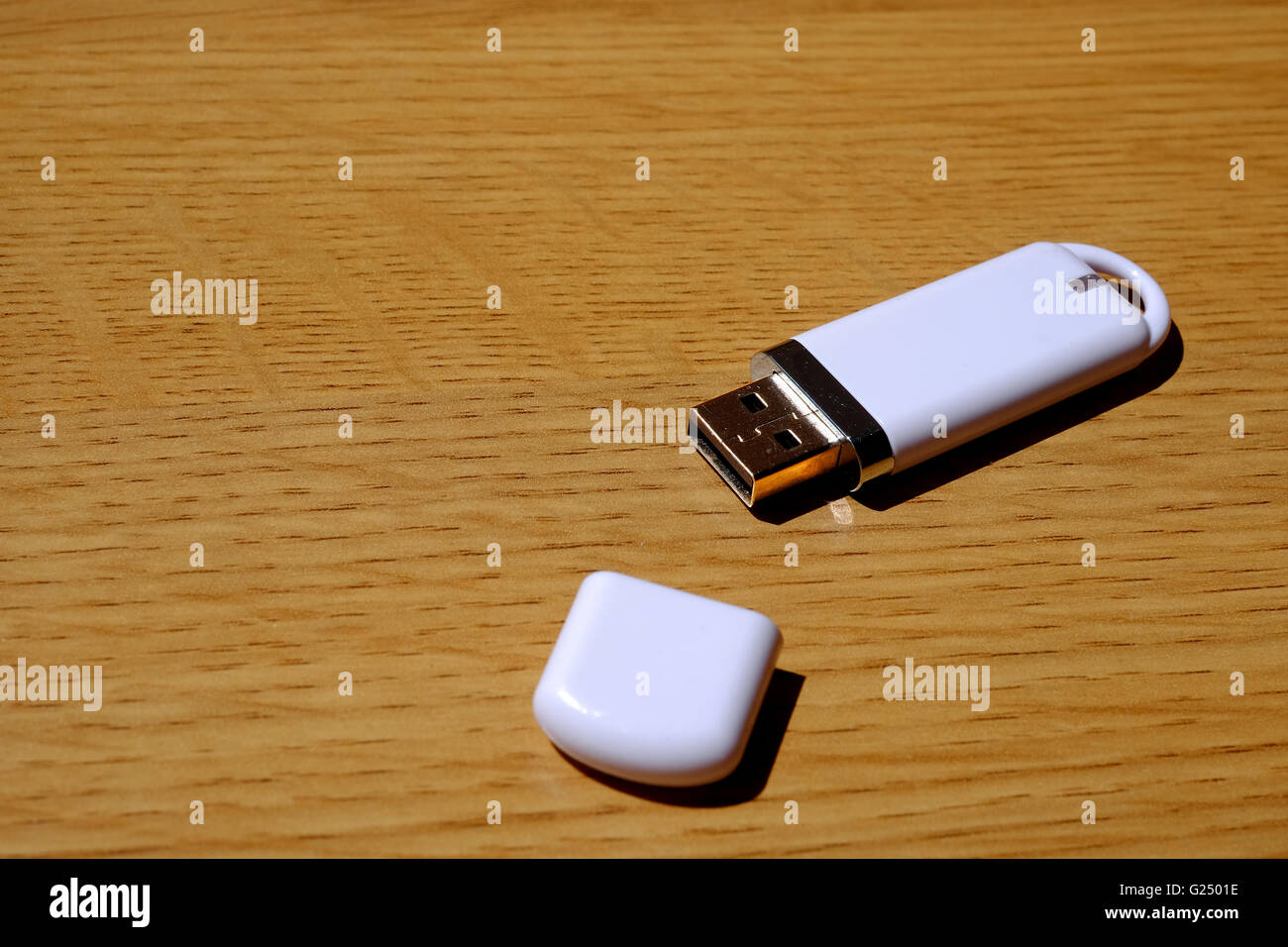 Un memory stick USB su una tavola di legno Foto Stock