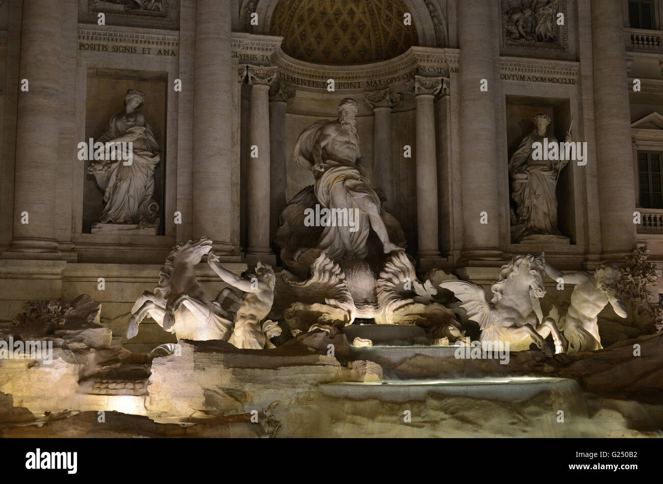 La bellissima Fontana di Trevi con Dio Oceano e tritoni statue Foto Stock