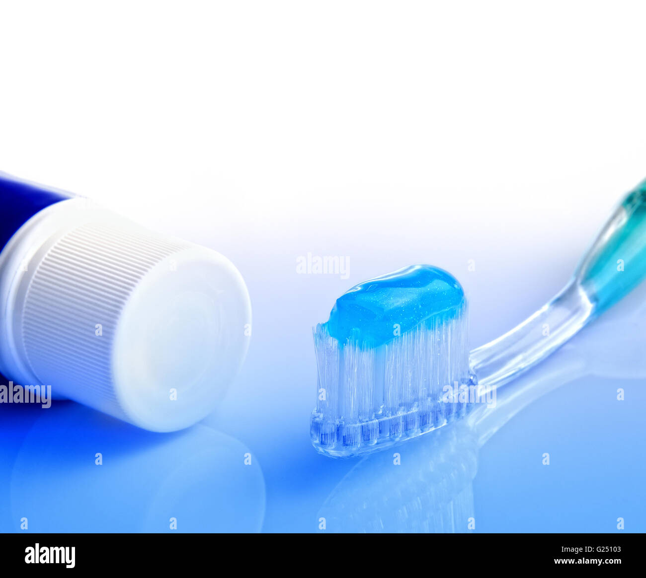 Spazzolino da denti e dentifricio tubo sul tavolo Foto Stock