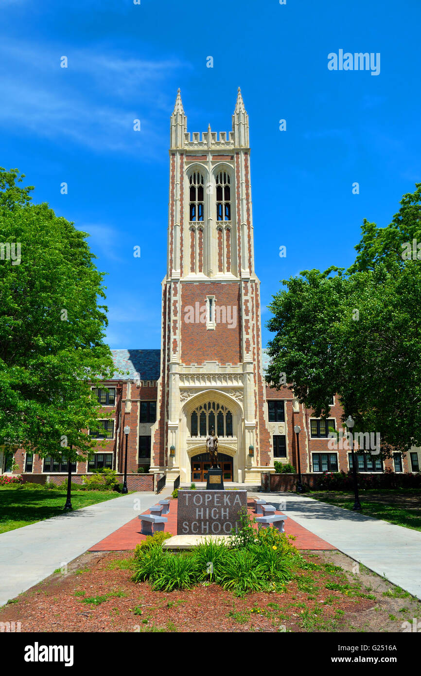 Topeka High School è di stile gotico a scuola di alto edificio inaugurato nel 1931 in Topeka nel Kansas. Foto Stock