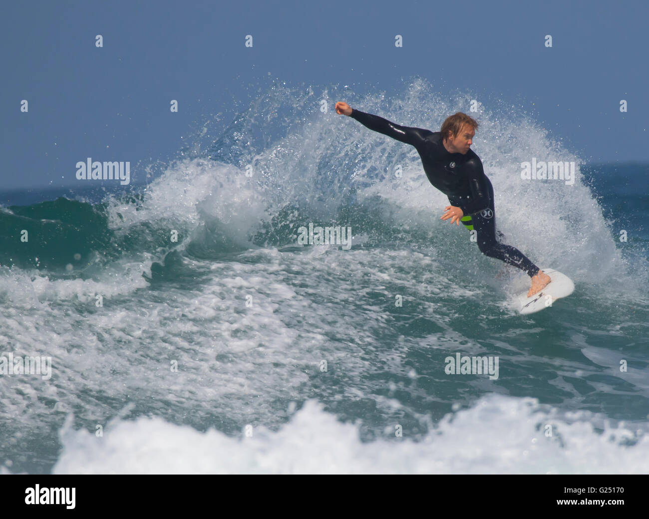 Surfer cattura un'onda a St.Ouens beach,Jersey,Isole del Canale. Foto Stock