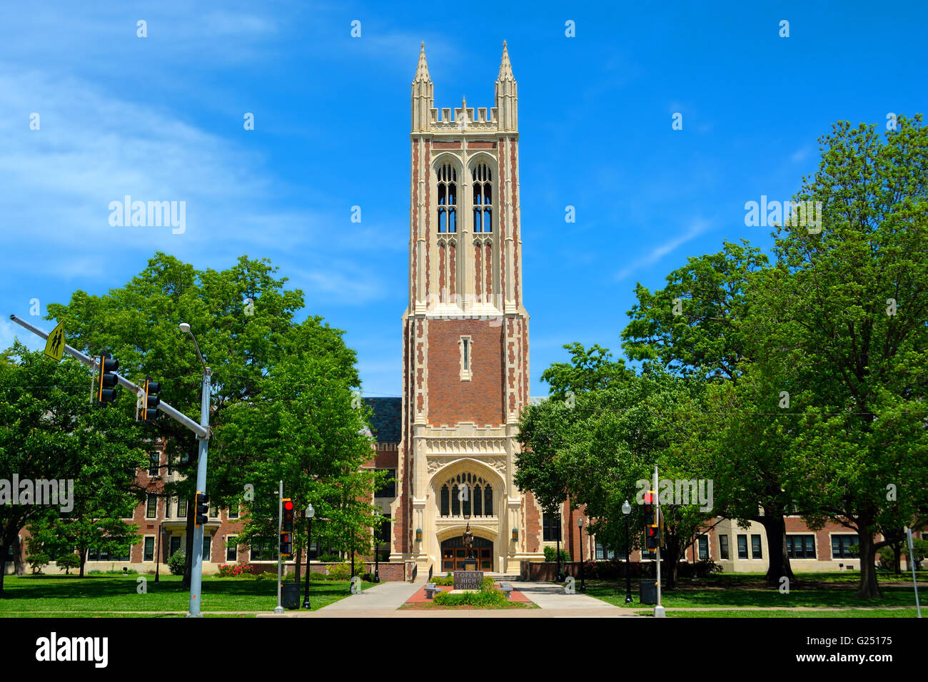 Topeka High School è di stile gotico a scuola di alto edificio inaugurato nel 1931 in Topeka nel Kansas. Foto Stock