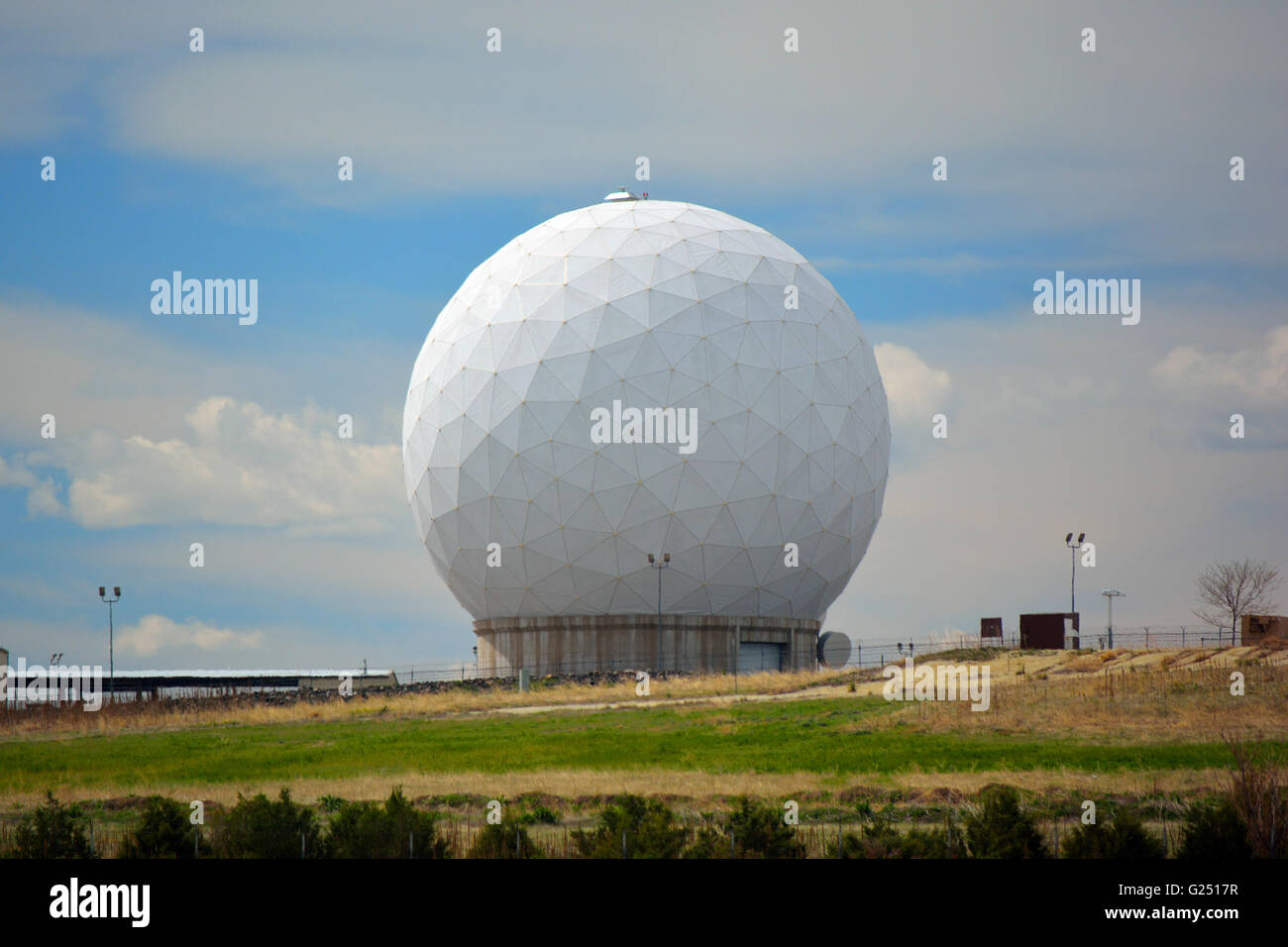 Bianco gigante palla radar in una giornata di sole Foto Stock