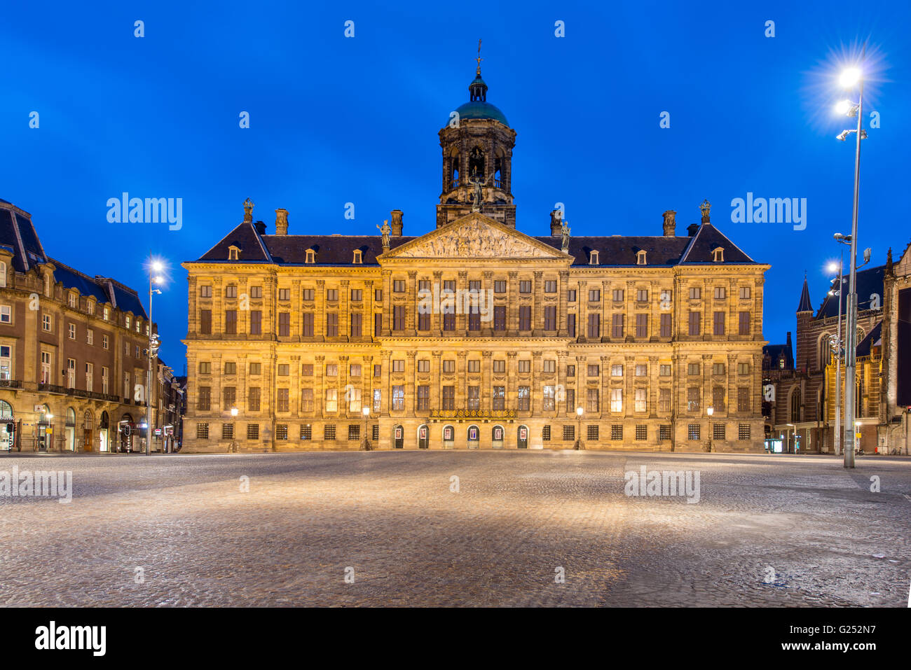 Il palazzo reale di Amsterdam in Piazza Dam in serata. Paesi Bassi Foto Stock