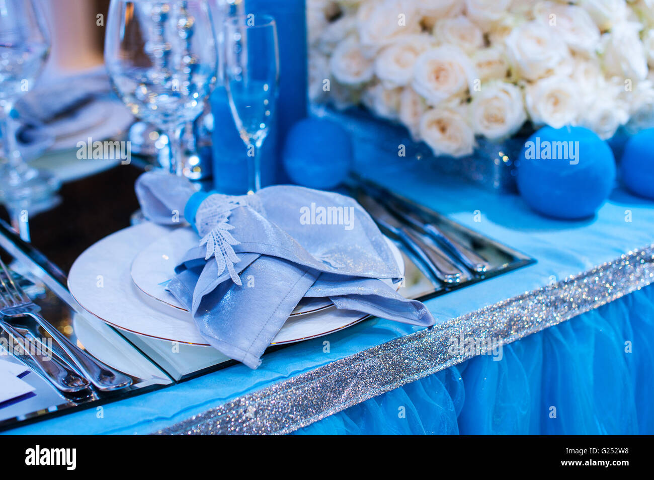 Arredamento per un matrimonio in stile di blu di fiori e candele Foto Stock