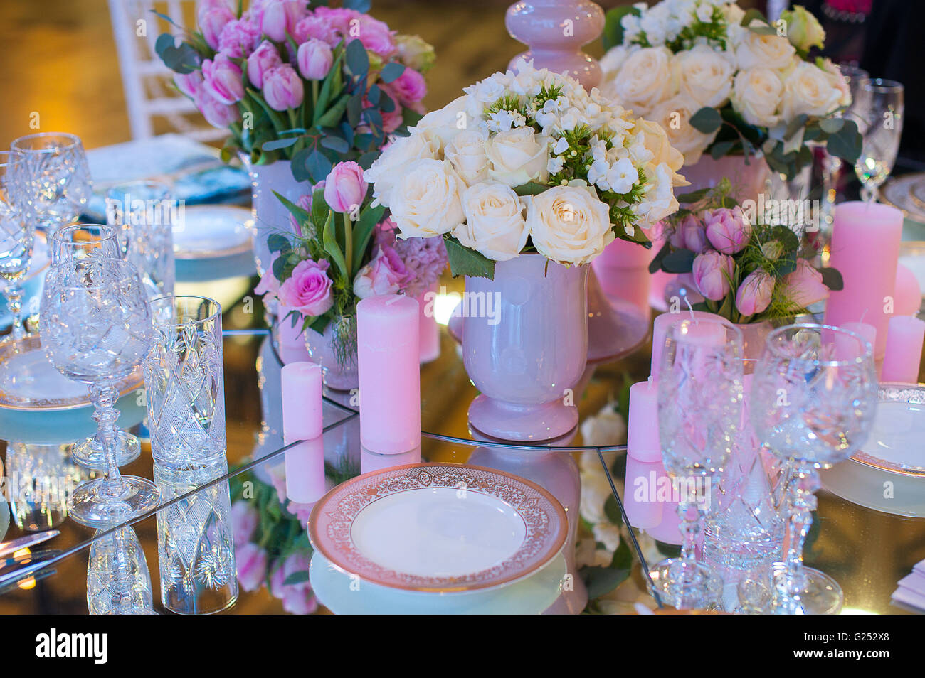 Il decor di fiori sulla tavola di matrimonio in un ristorante Foto Stock