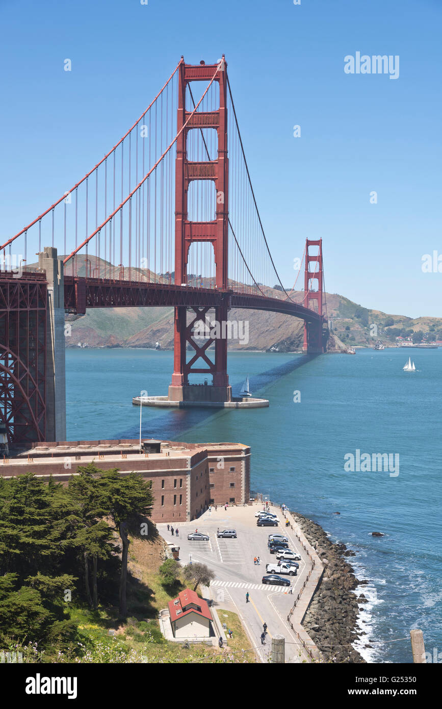 Il Golden Gate bridge e marina in strato marino. Foto Stock
