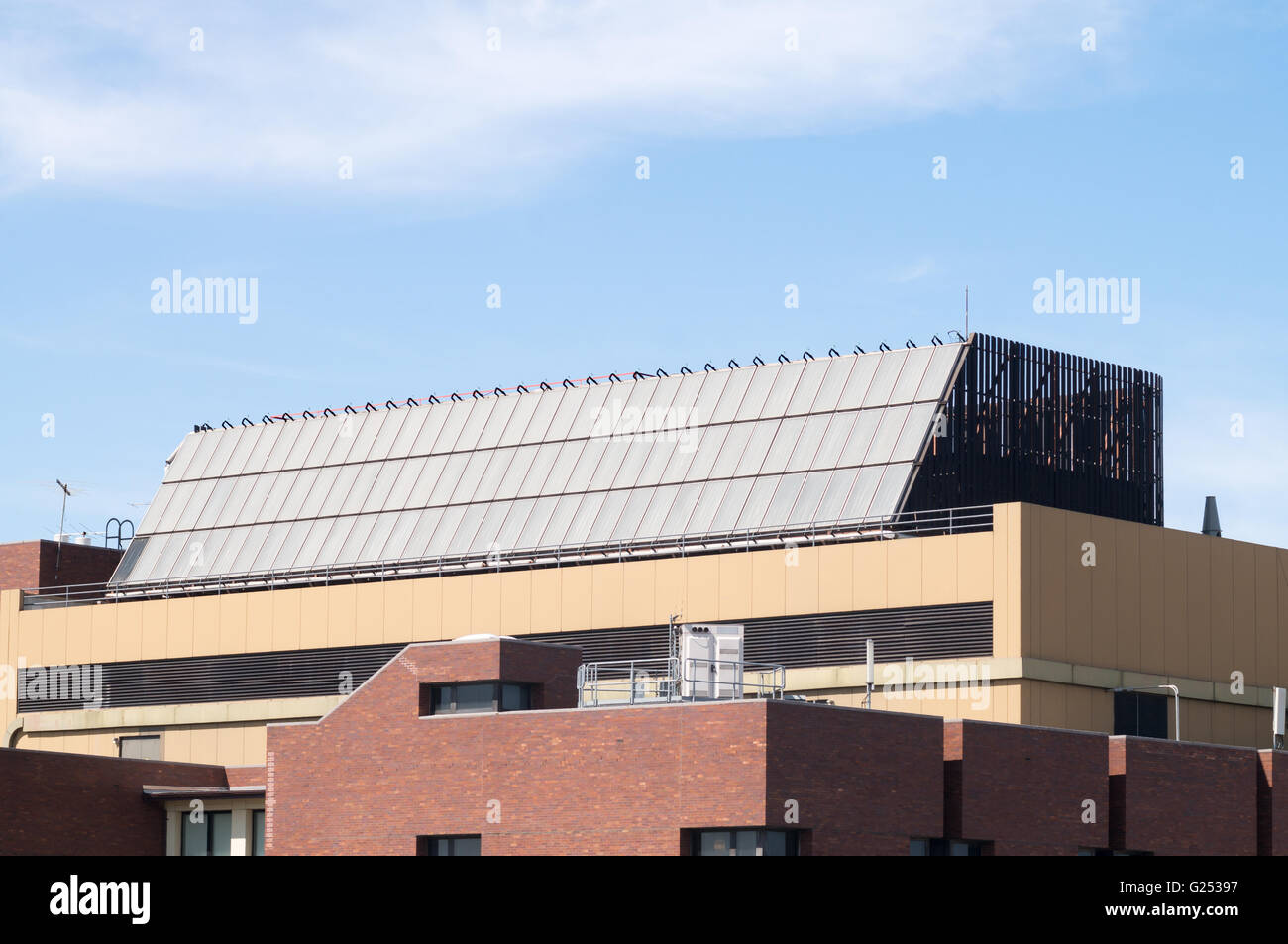 Una schiera di pannelli solari termici sopra New York Methodist Hospital di Brooklyn, New York, Stati Uniti d'America Foto Stock