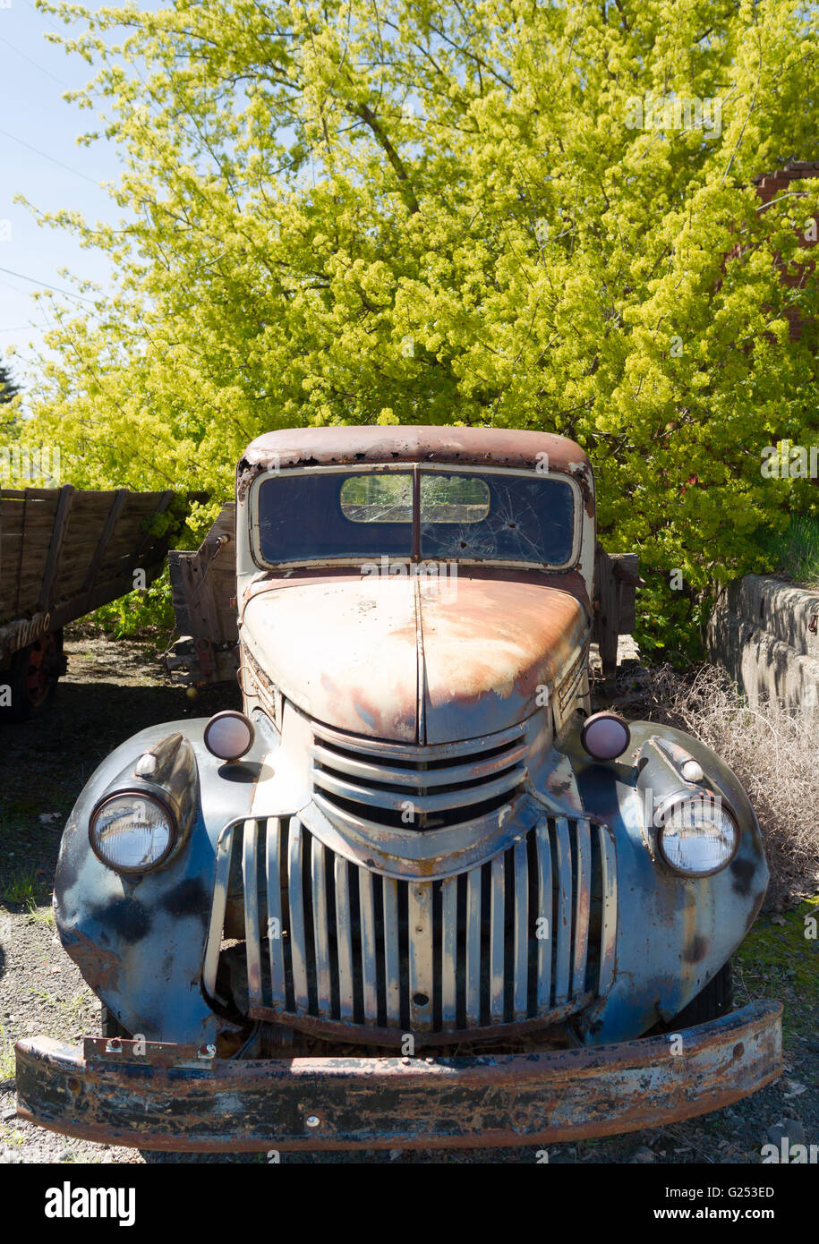 Un vecchio carrello siede marciume in junkyard Foto Stock