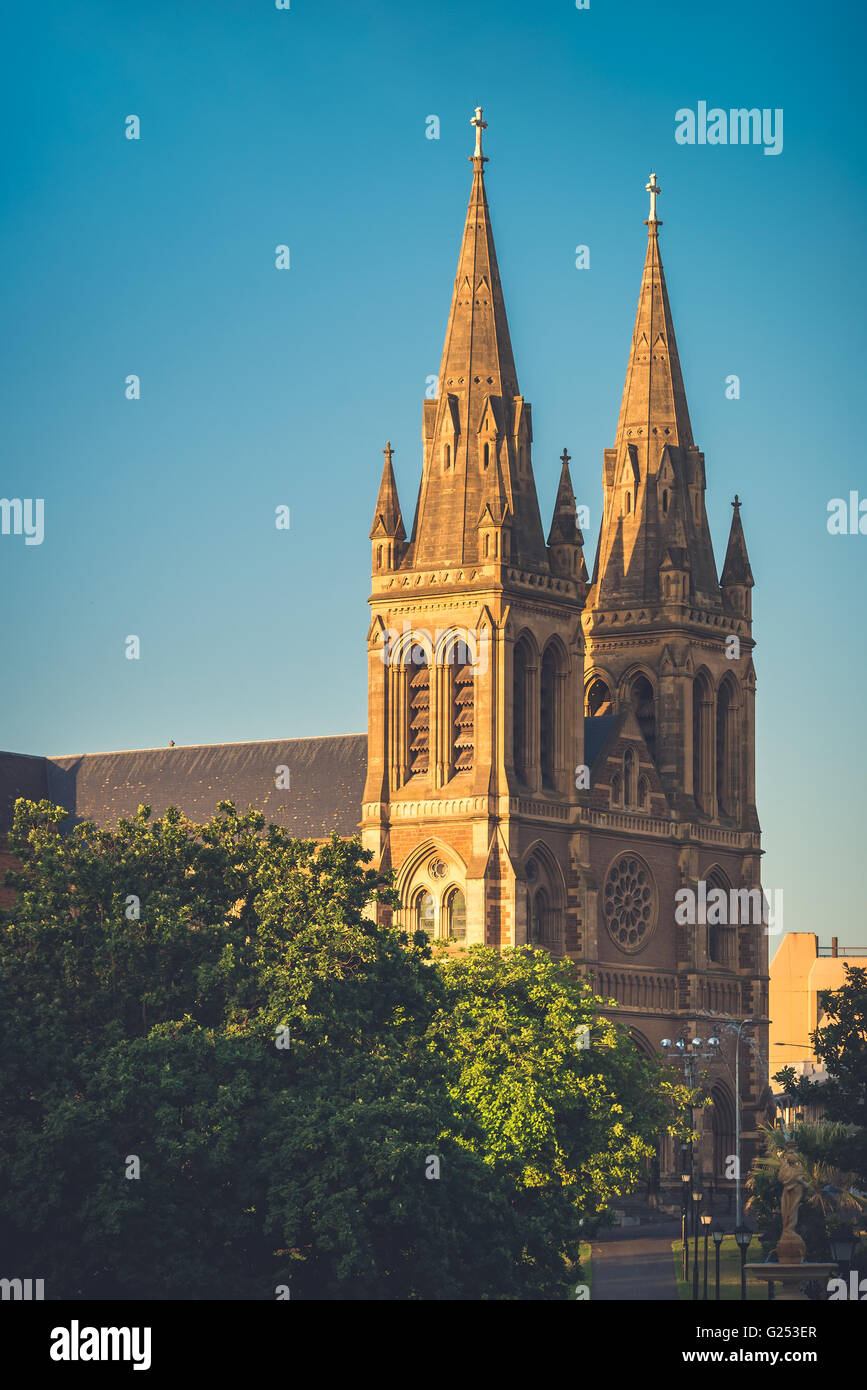 La Cattedrale di San Pietro di Adelaide al tramonto, Sud Australia. Vista dal giardino di Pennington. Color-tonificante effetto applicato Foto Stock