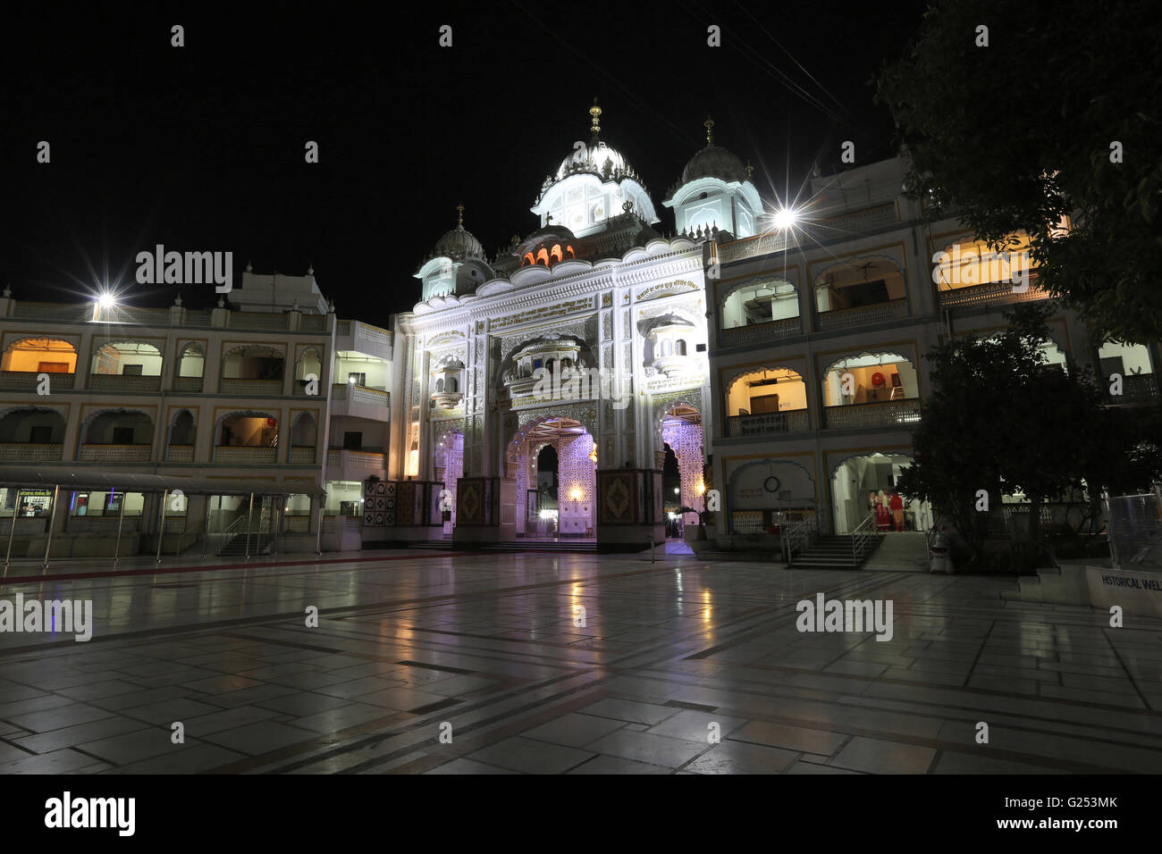 La facciata, Takhat Sachkhand Shri Hazur Abchalnagar Sahib Gurudwara in città Nanded, Maharashtra in India Foto Stock