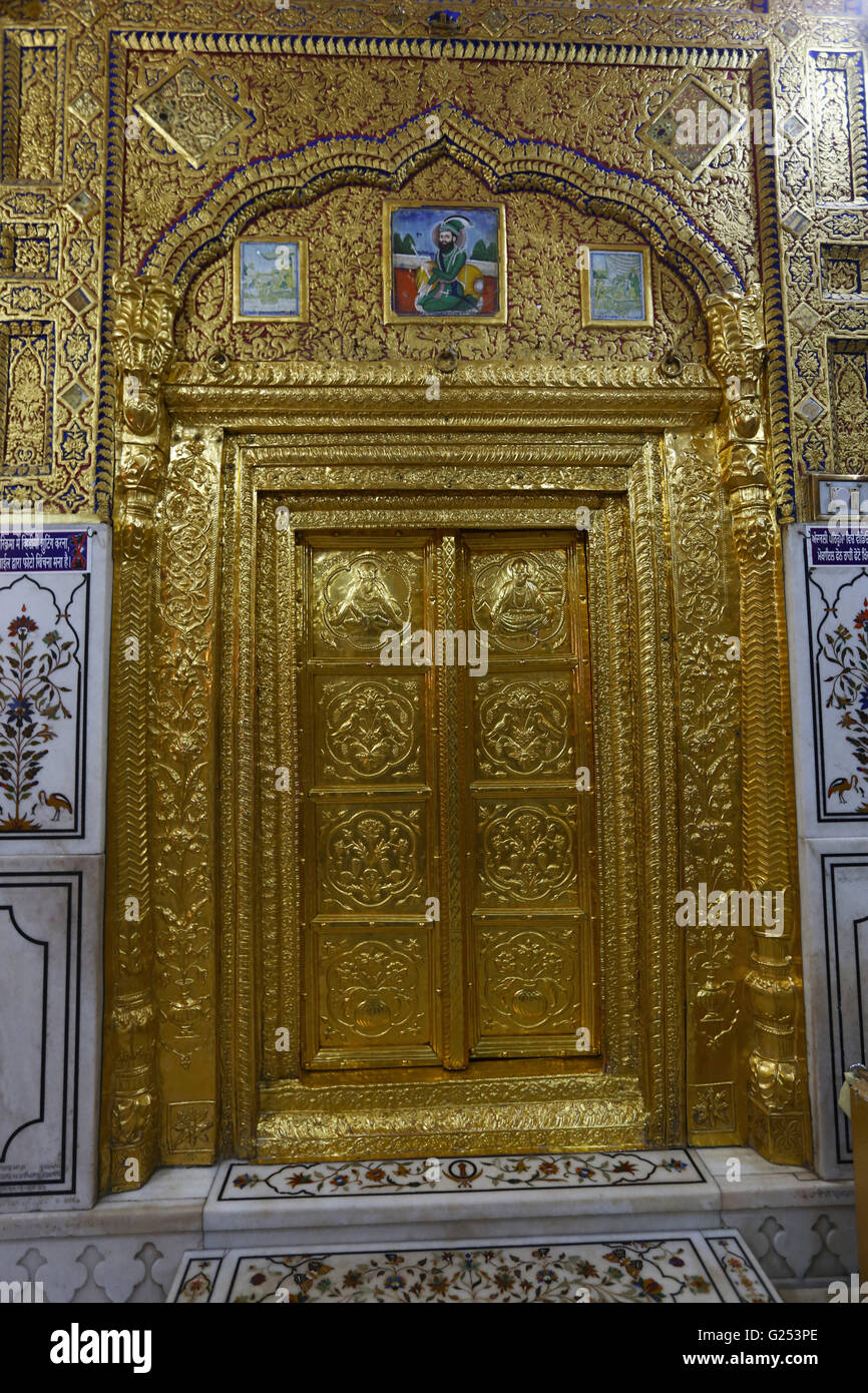 Porta scolpito, Takhat Sachkhand Shri Hazur Abchalnagar Sahib Gurudwara in città Nanded, Maharashtra in India Foto Stock