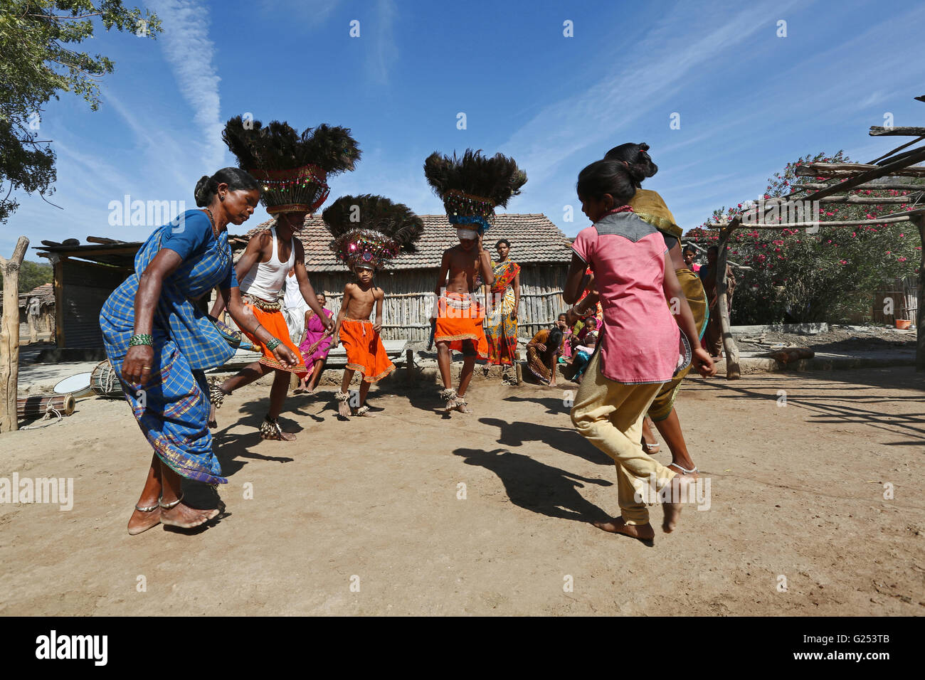 KOLAM TRIBE - tribali di eseguire Dandari danza . Sonapur Village, Post - Mandawa, Maharashtra in India Foto Stock