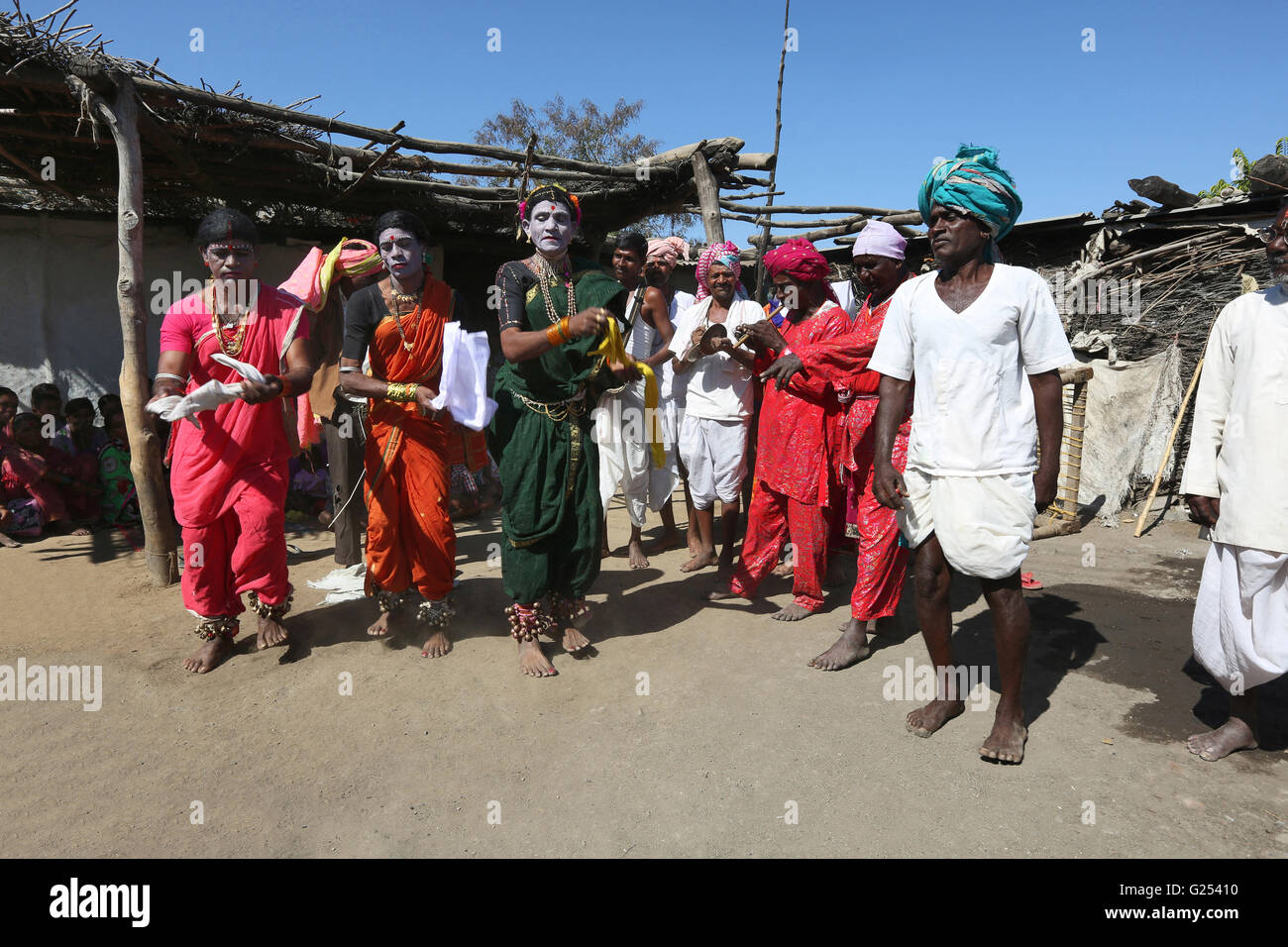Eh TRIBE - gruppo tribale di eseguire un gioco tradizionale noto come ' NAUTANKI ' in Injegaon nel Maharashtra in India Foto Stock