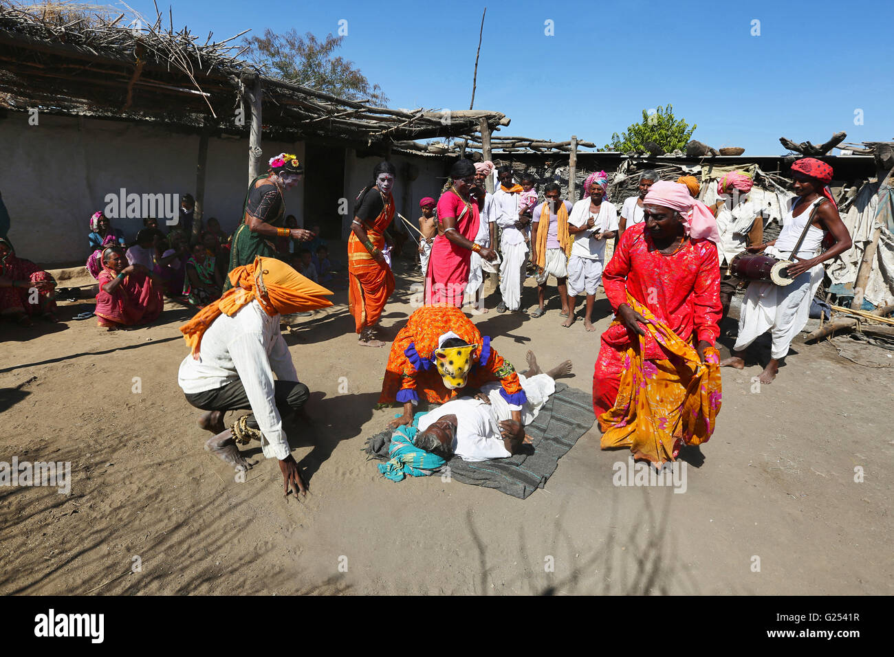 Eh TRIBE - gruppo tribale di eseguire un gioco tradizionale noto come ' NAUTANKI ' in Injegaon nel Maharashtra in India Foto Stock
