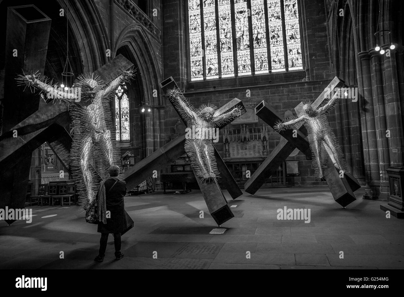 Il Golgota mostra d'arte all'interno di Chester Cathedral. Le sculture sono opera dell'artista britannico e il Turner Prize Nominee David Mach Foto Stock