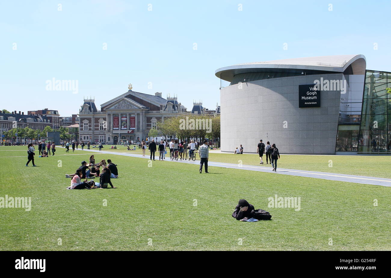 Rinnovato Museo Van Gogh a Museumplein (Museum Square), Amsterdam, Paesi Bassi. Turisti e residenti che rilassante. Estate 2016 Foto Stock