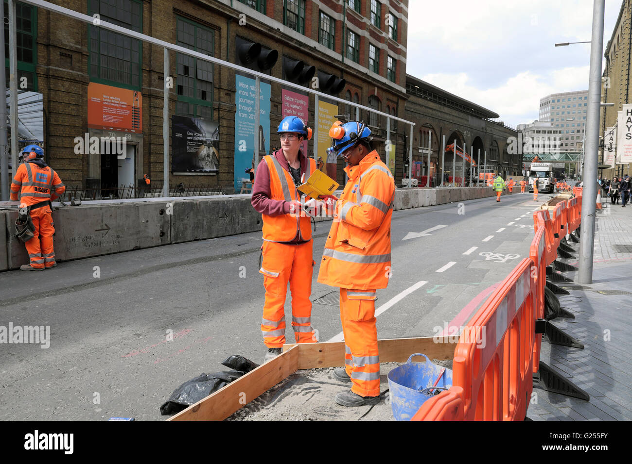 Operai lavoratori che indossano elmetti che lavorano alla riqualificazione di Thameslink Network Rail presso London Bridge Station, Bermondsey South London UK KATHY DEWITT Foto Stock