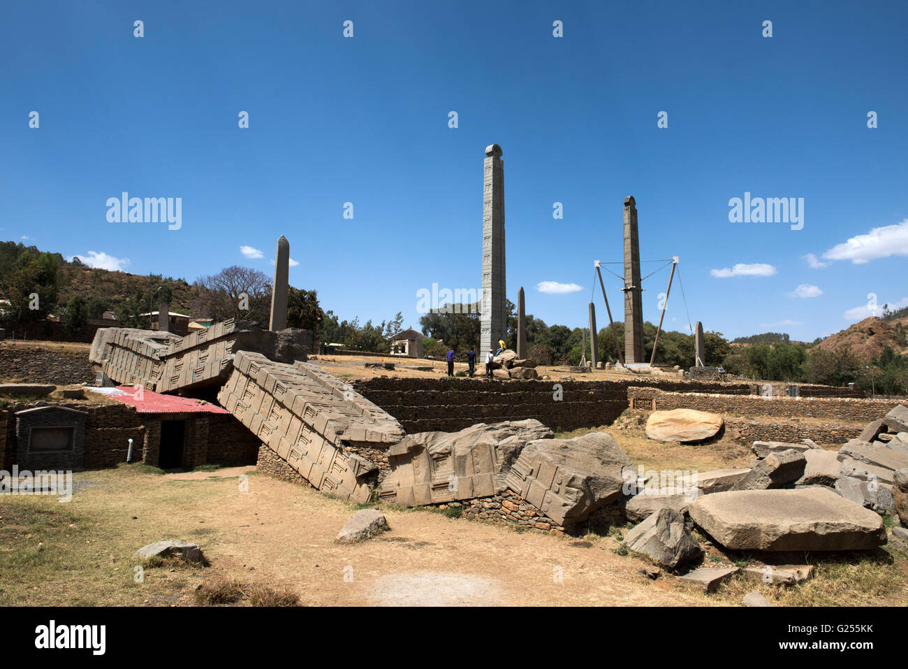 Stele in piedi vicino al museo archeologico di Axum, Etiopia Foto Stock