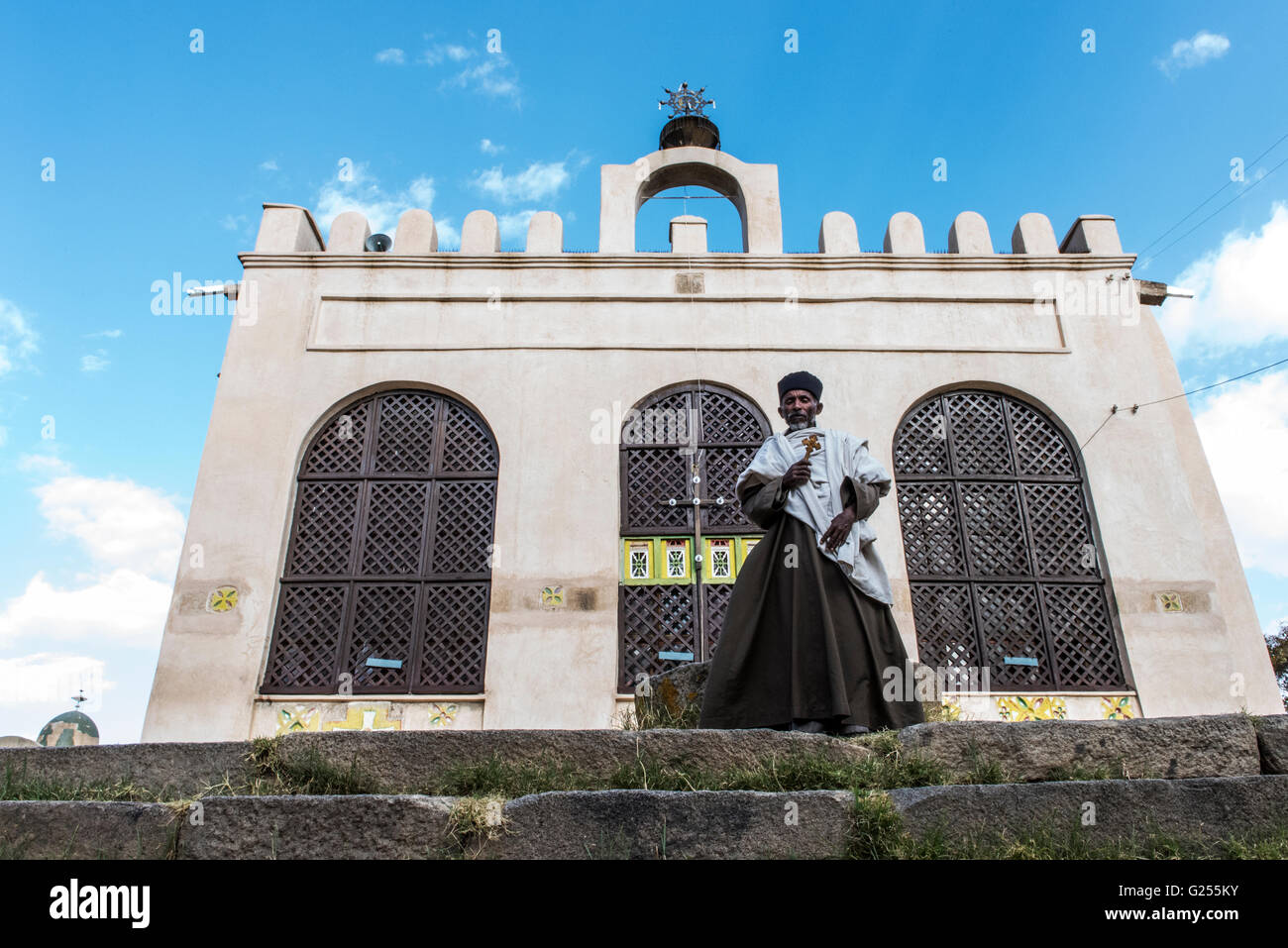 Sacerdote ortodosso in piedi da Santa Maria di Sion chiesa Axum, Etiopia Foto Stock