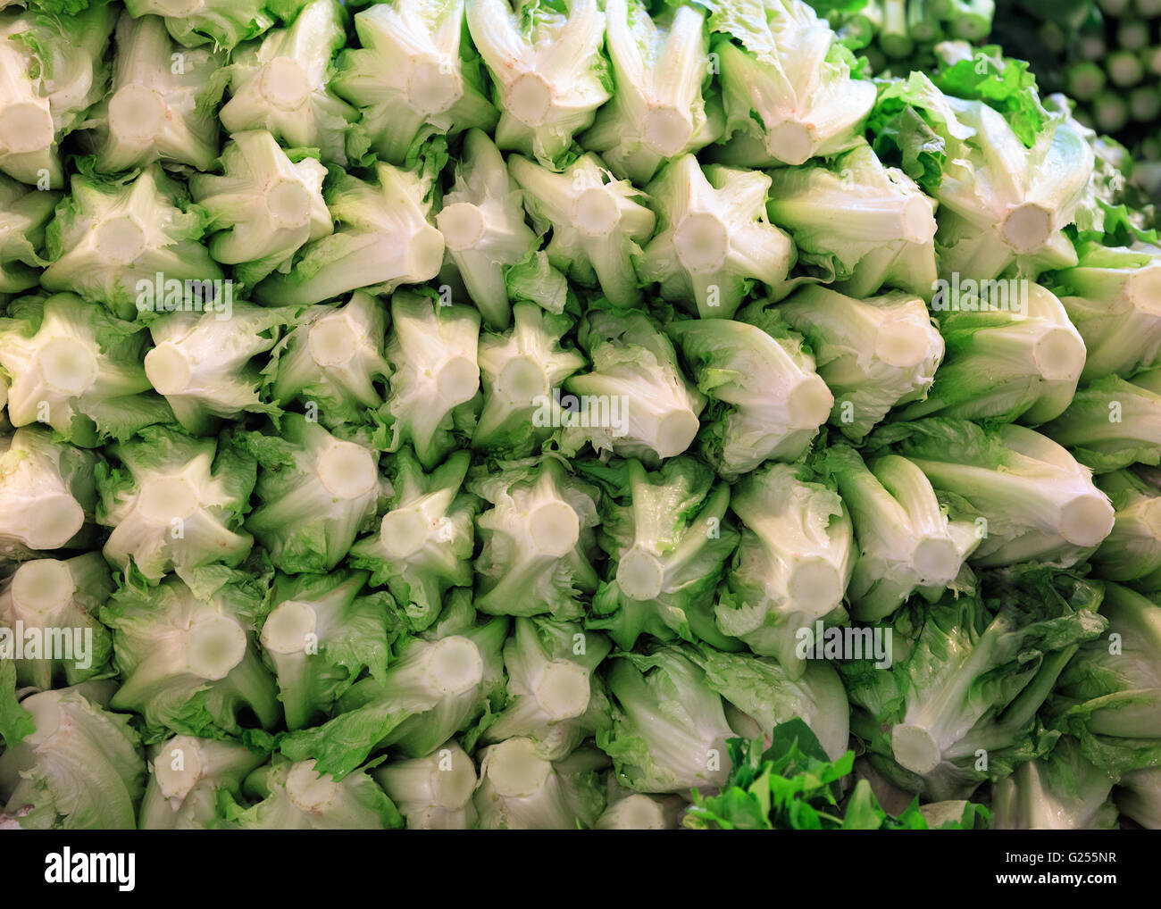 Tradizionale mercato asiatico con fresche verdure esotiche ed erbe aromatiche Foto Stock