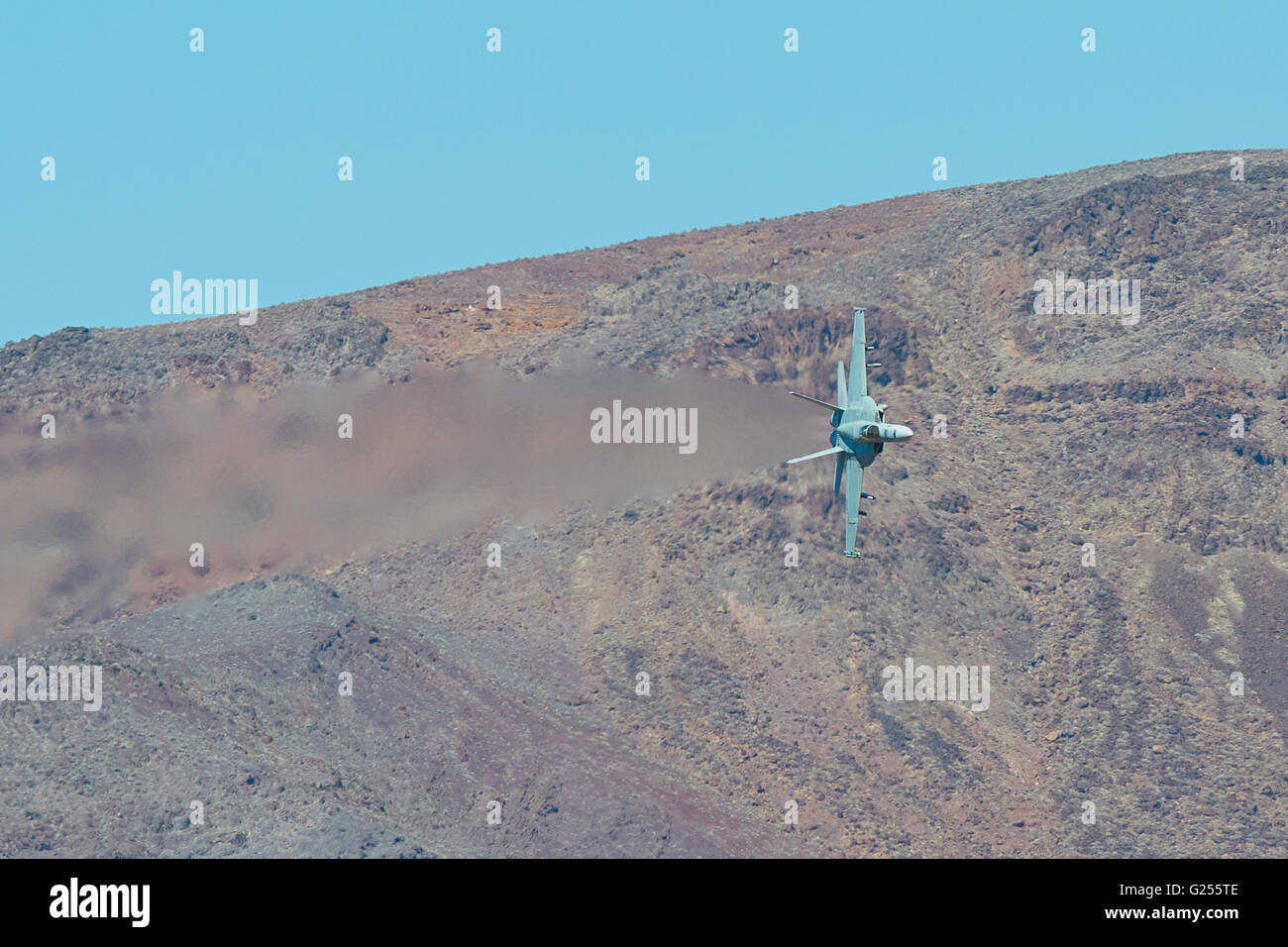 Testa sulla vista di un Marina degli Stati Uniti F/A-18E Super Hornet battenti a basso livello attraverso il Rainbow Canyon (Star Wars Canyon), California, Stati Uniti d'America. Foto Stock