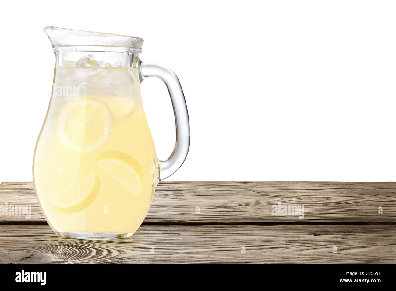 La limonata brocca da soli su un tavolo di legno. I tracciati di ritaglio, infinita profondità di campo Foto Stock