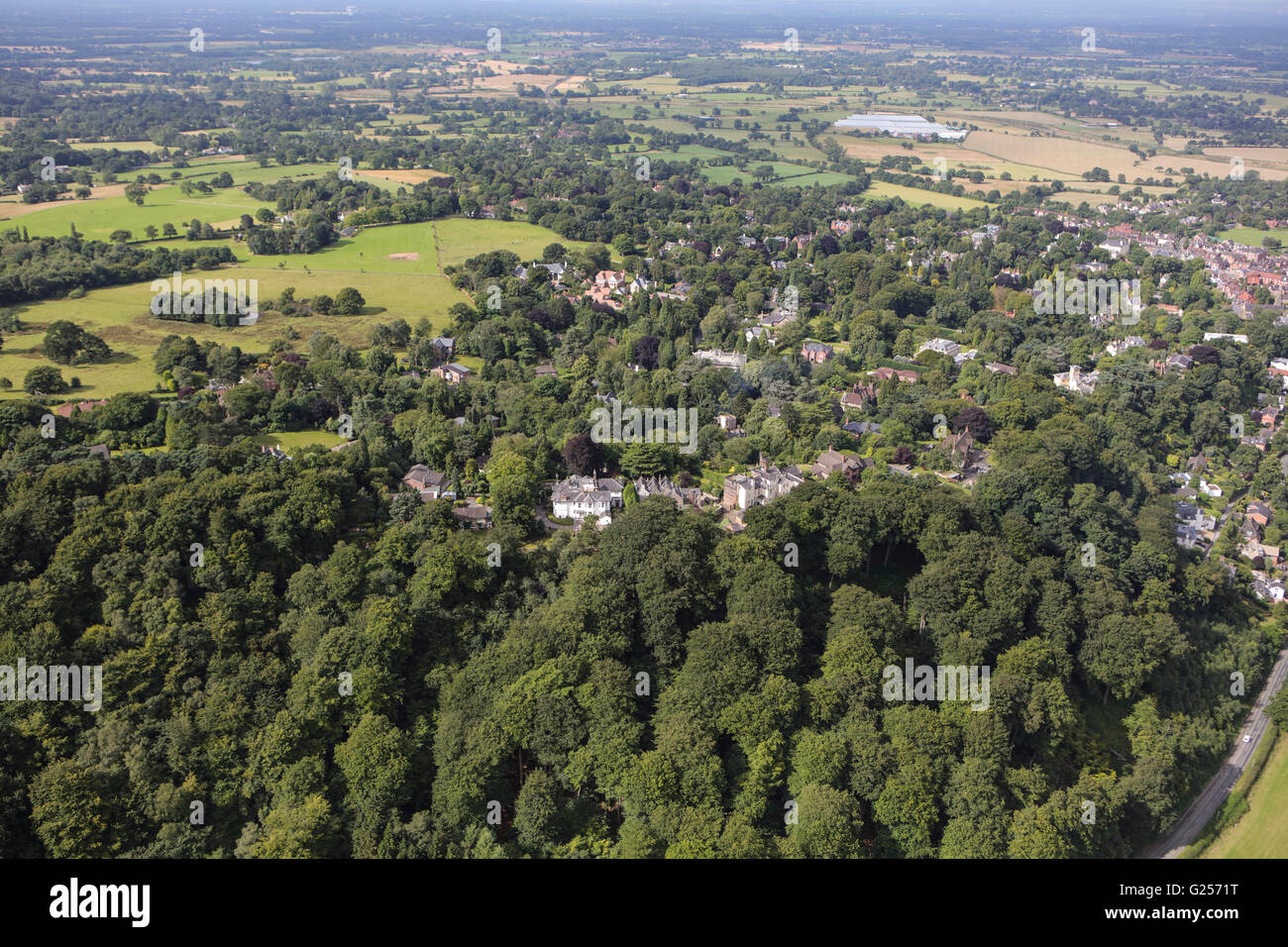 Una veduta aerea del Cheshire village di Alderley Edge Foto Stock