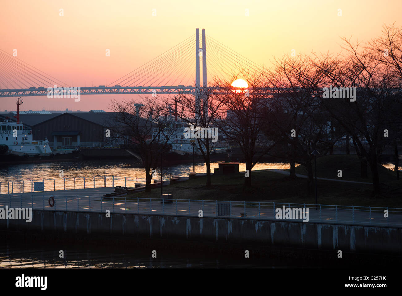 Vedute di Yokohama Bay bridge al mattino Foto Stock