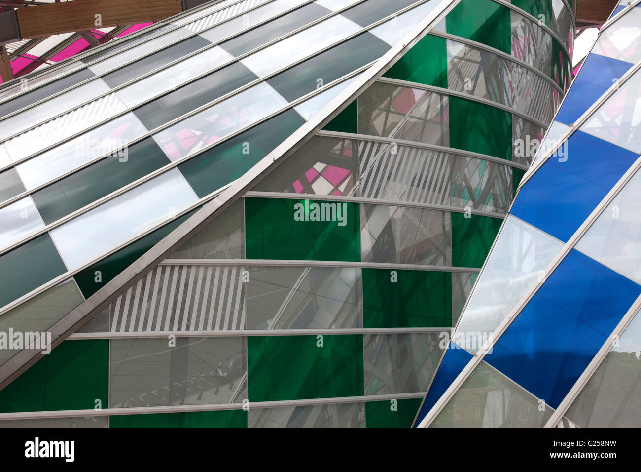 L' architettura , arte concettuale , arte, artista, filtri di colore, edificio,Franck Gehry , Daniel Buren ,fondation Vuitton , Parigi Foto Stock