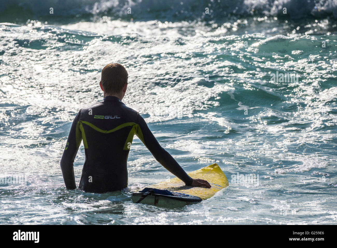 Surf. Fistral. Surfer. La Cornovaglia. Foto Stock