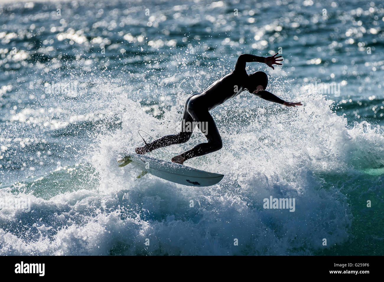 Tempo ventoso crea ideali condizioni di surf a Fistral in Newquay, Cornwall. Foto Stock