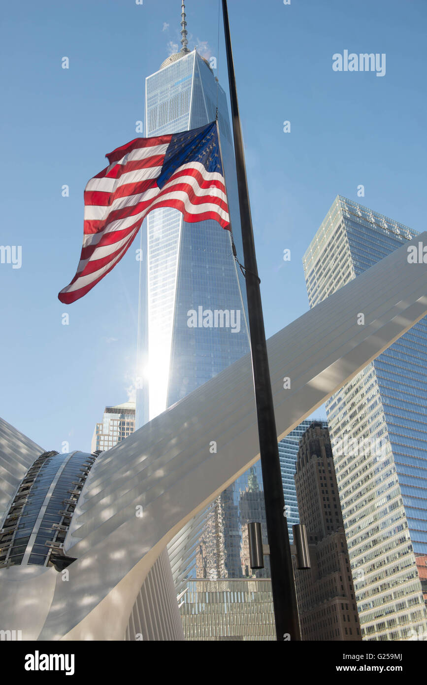 Bandiera americana di fronte al centro commerciale one World, Manhattan, New York, USA Foto Stock