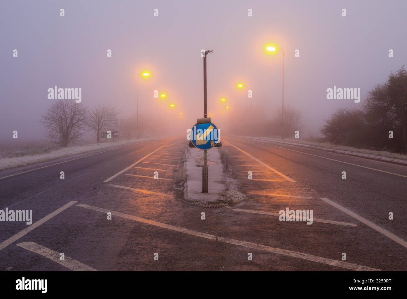 Freezing nebbia strada in mattina, Cambridgeshire, Inghilterra, Regno Unito Foto Stock