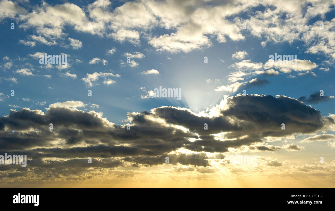 Skyscape drammatica con nuvole e raggi solari Foto Stock