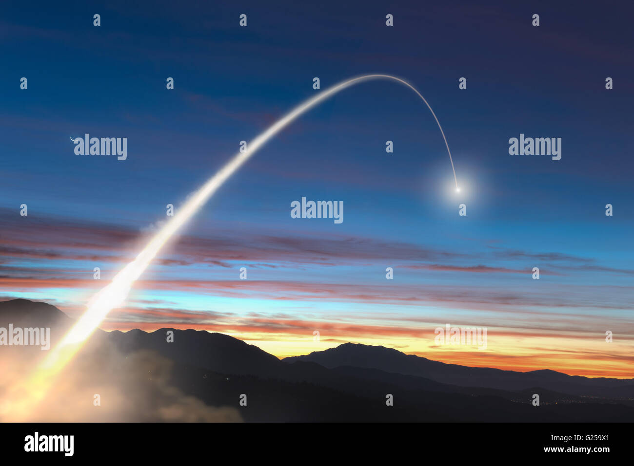 Missile lanciato nel cielo mattutino Foto Stock