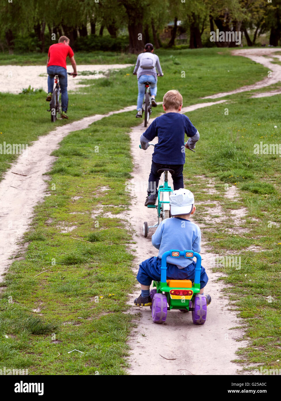 Famiglia Escursioni in bicicletta lungo la strada nel mondo rurale Foto Stock