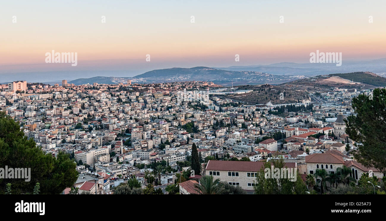 Tramonto sulla città di Nazaret, Israele Foto Stock