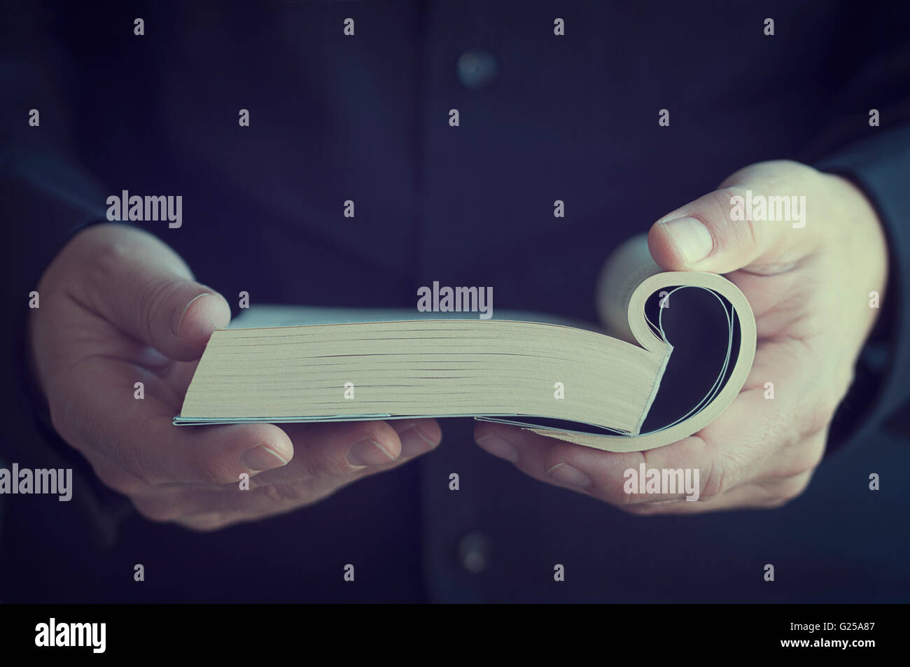 Close-up di uomo la lettura di un libro Foto Stock