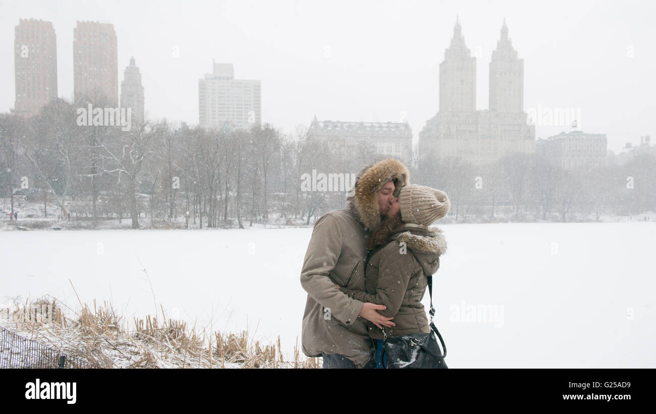 Giovane baciare in Central Park, Manhattan, New York, America, STATI UNITI D'AMERICA Foto Stock