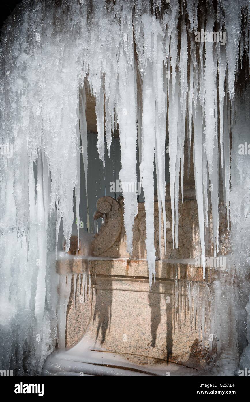 Close-up di acqua congelata fontana Foto Stock