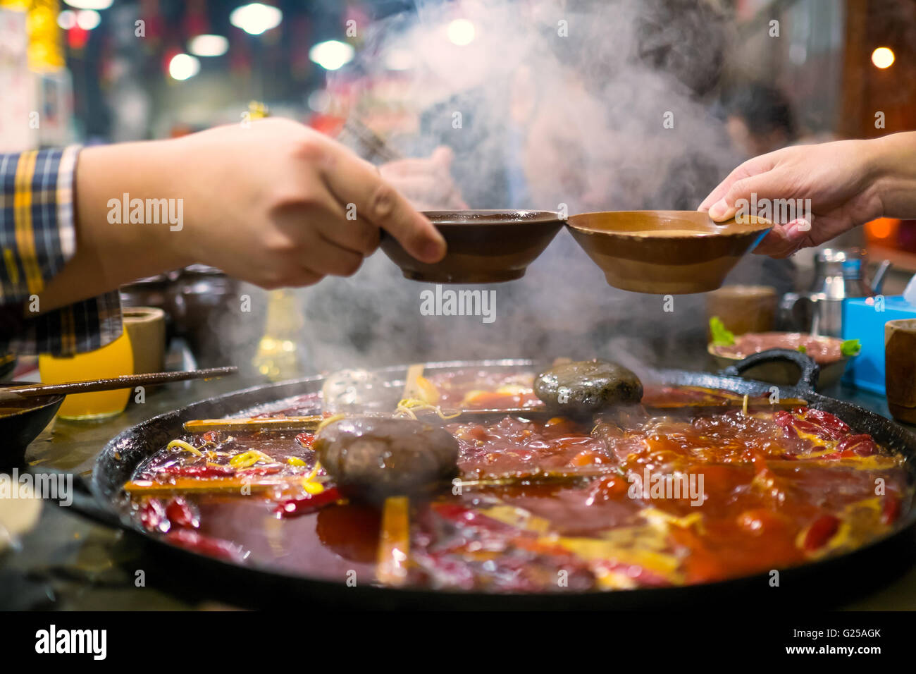 Due persone mangiare hotpot cinese Foto Stock