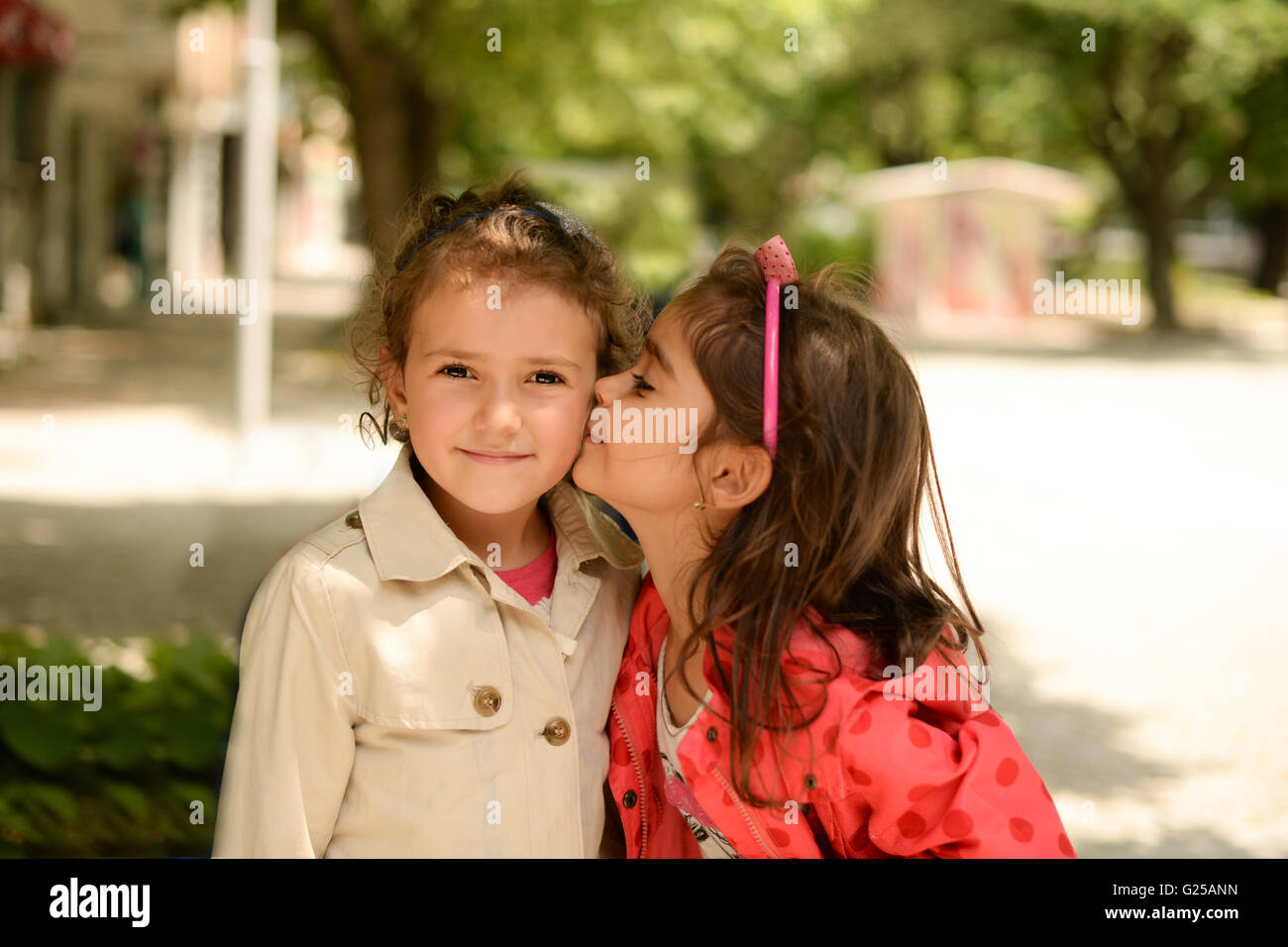 Ritratto di ragazza baciare amico sulla guancia Foto Stock
